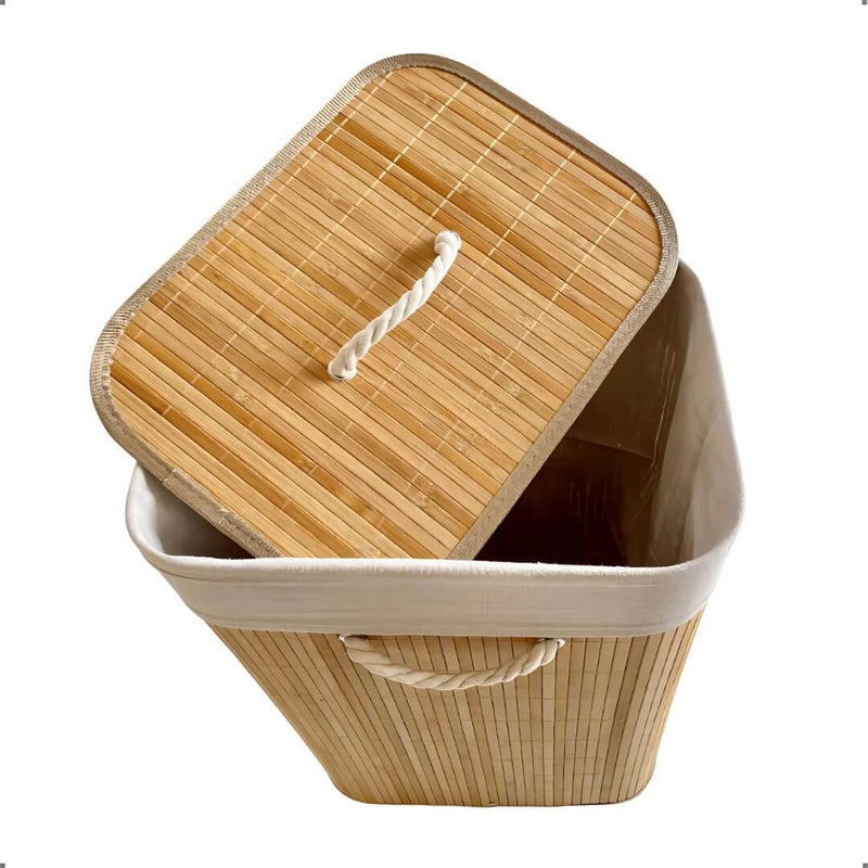Cesto de bambu exposto em ambiente claro com toque natural e elegante

