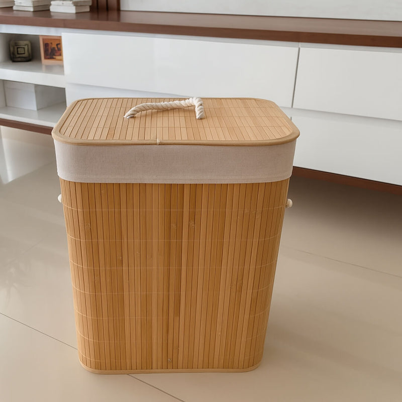 Cesto de roupa suja em bambu com tampa e alça de corda em ambiente minimalista
