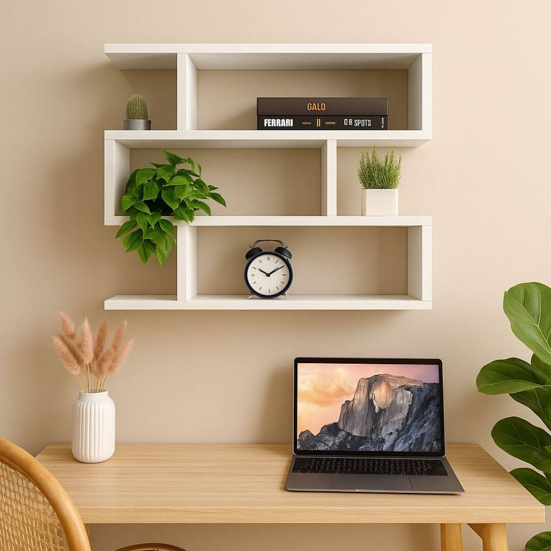 Prateleira branca em MDF com design em zigzag decorada com plantas e livros.