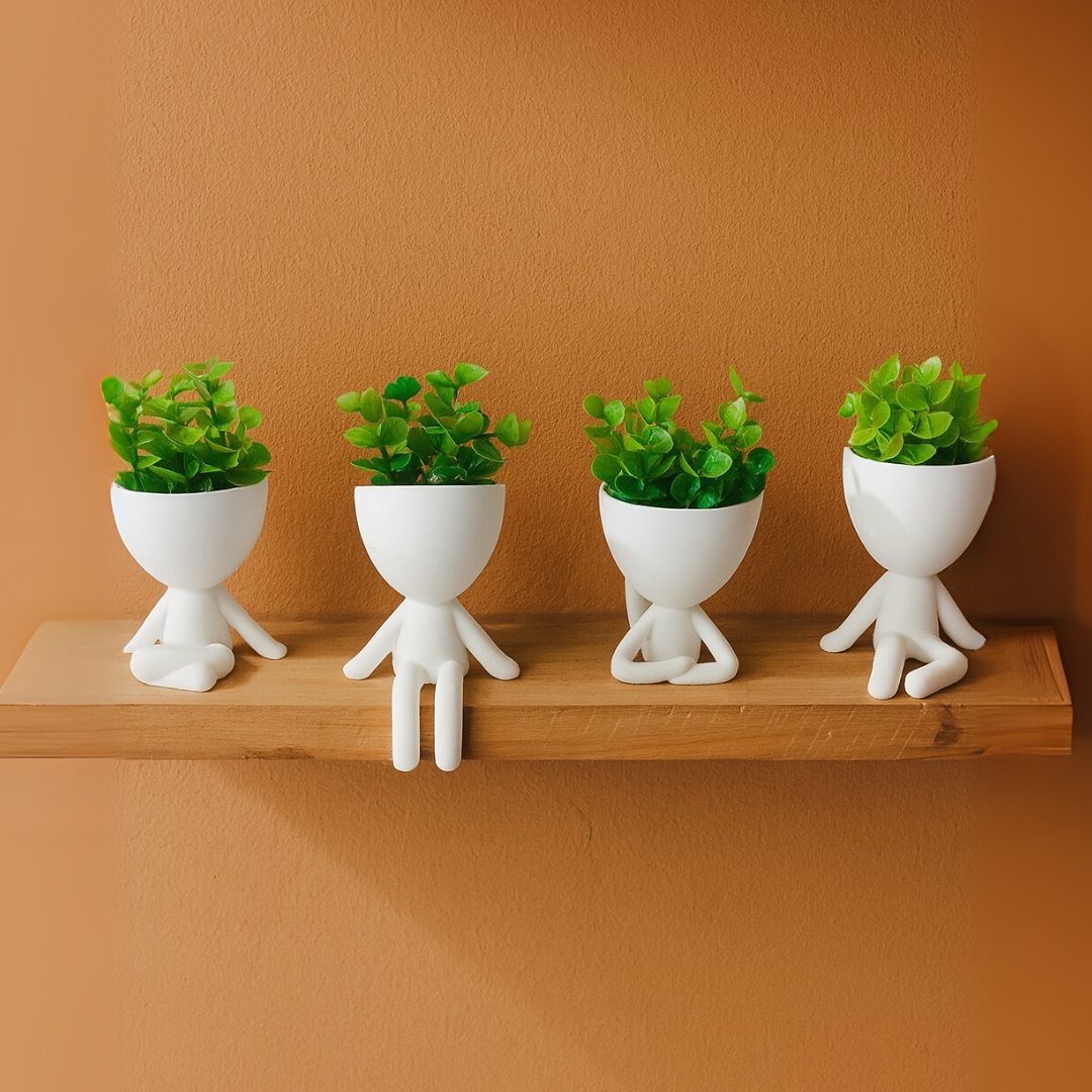 Kit com 4 mini vasos Mood em poses sentadas e flor artificial sobre prateleira de madeira.

