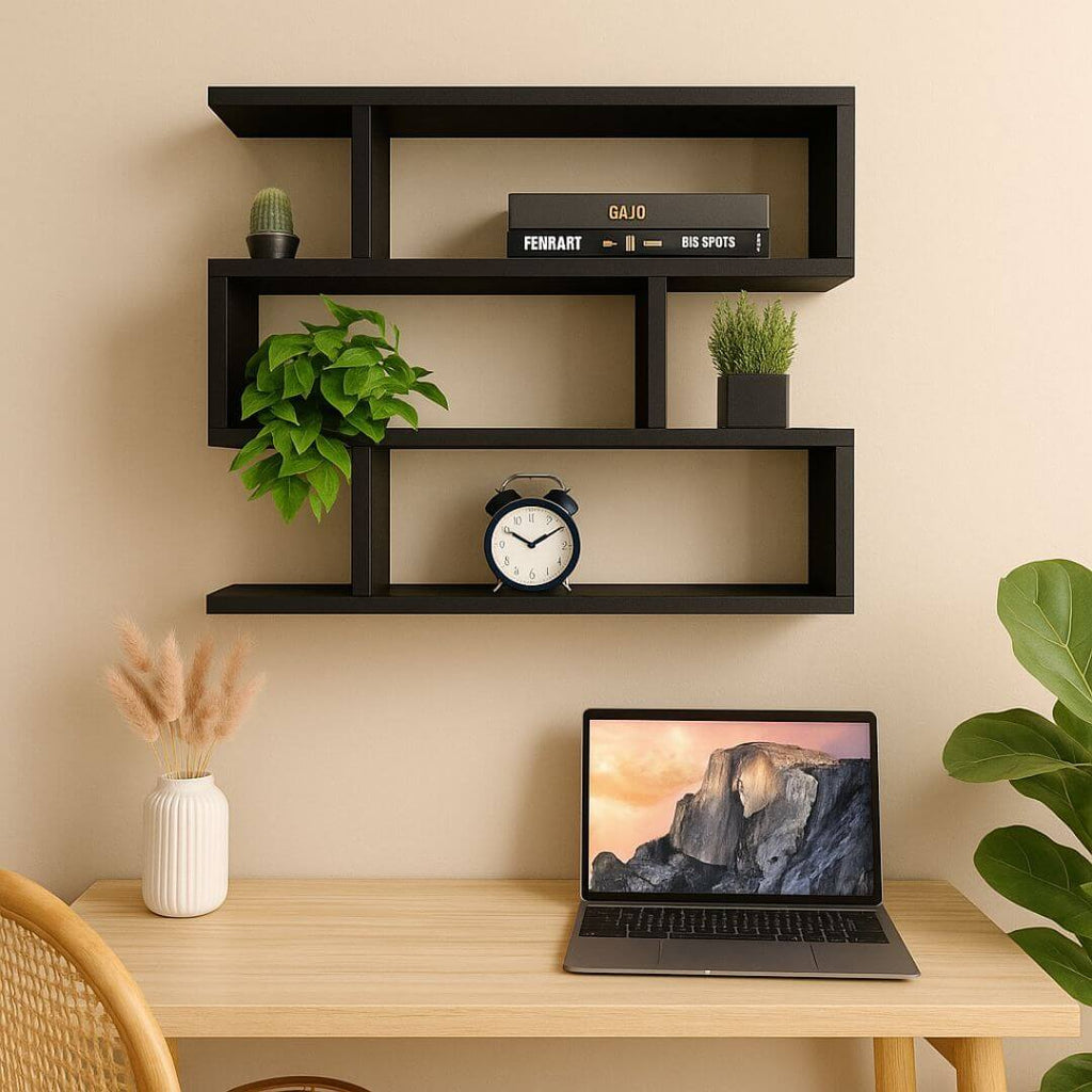 Prateleira preta zigzag em MDF fixada na parede com livros e plantas.

