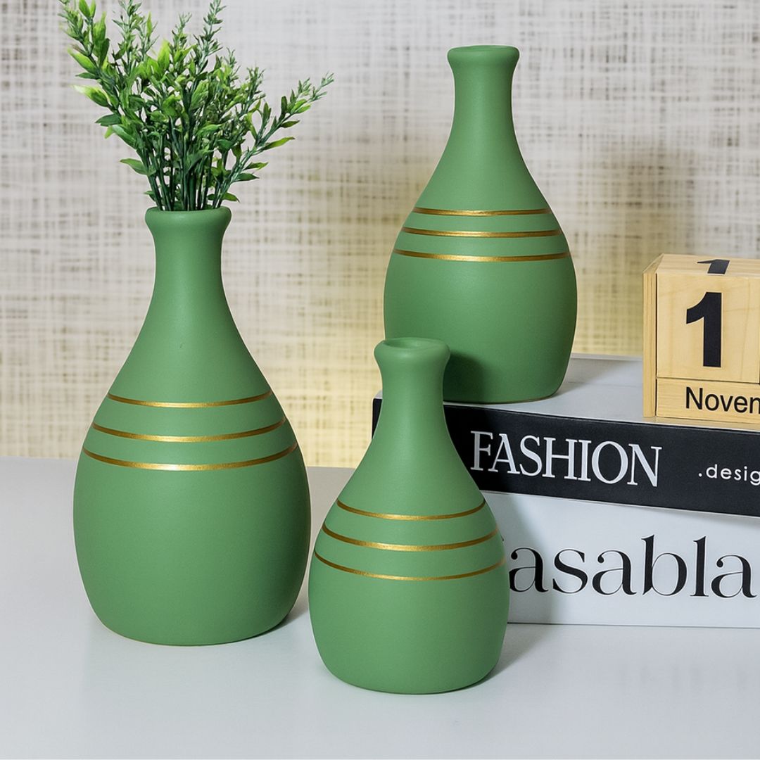 Kit de vasos verdes com acabamento fosco e listras douradas

