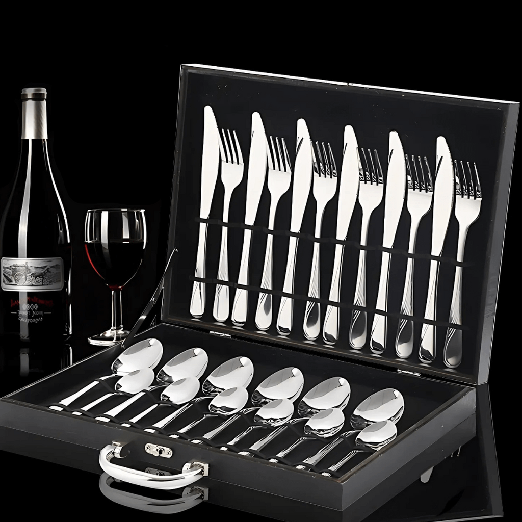 Conjunto de 24 peças de talheres organizados na maleta

