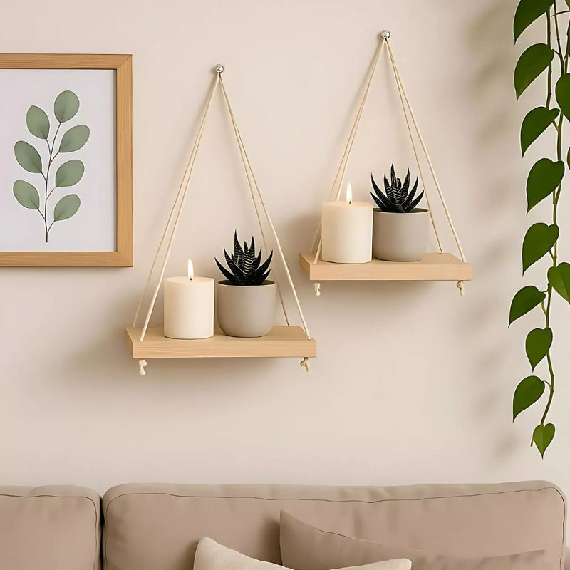 Duas prateleiras decorativas acima do sofá com plantas

