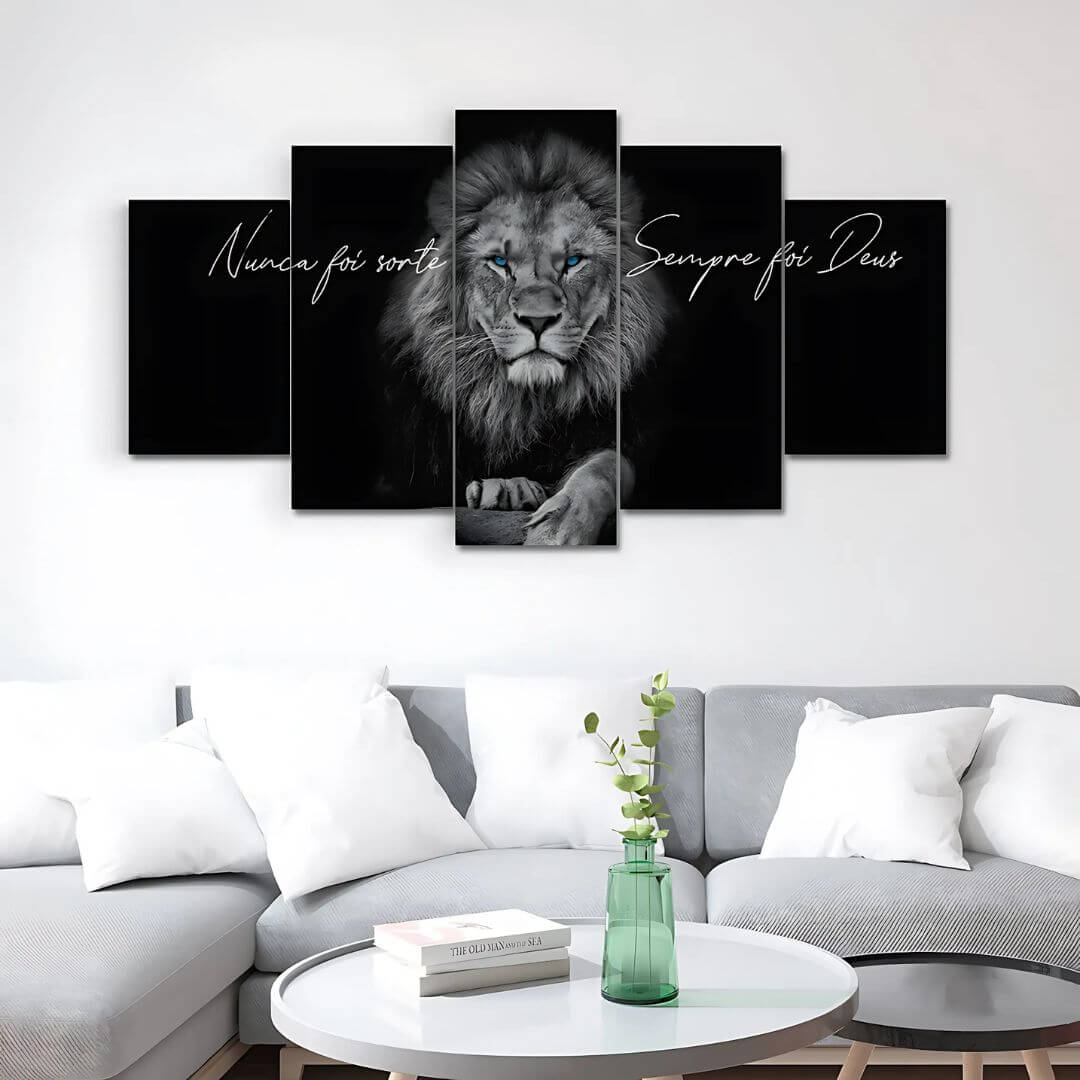 Leão em preto e branco com olhos azuis em quadro dividido em 5 partes

