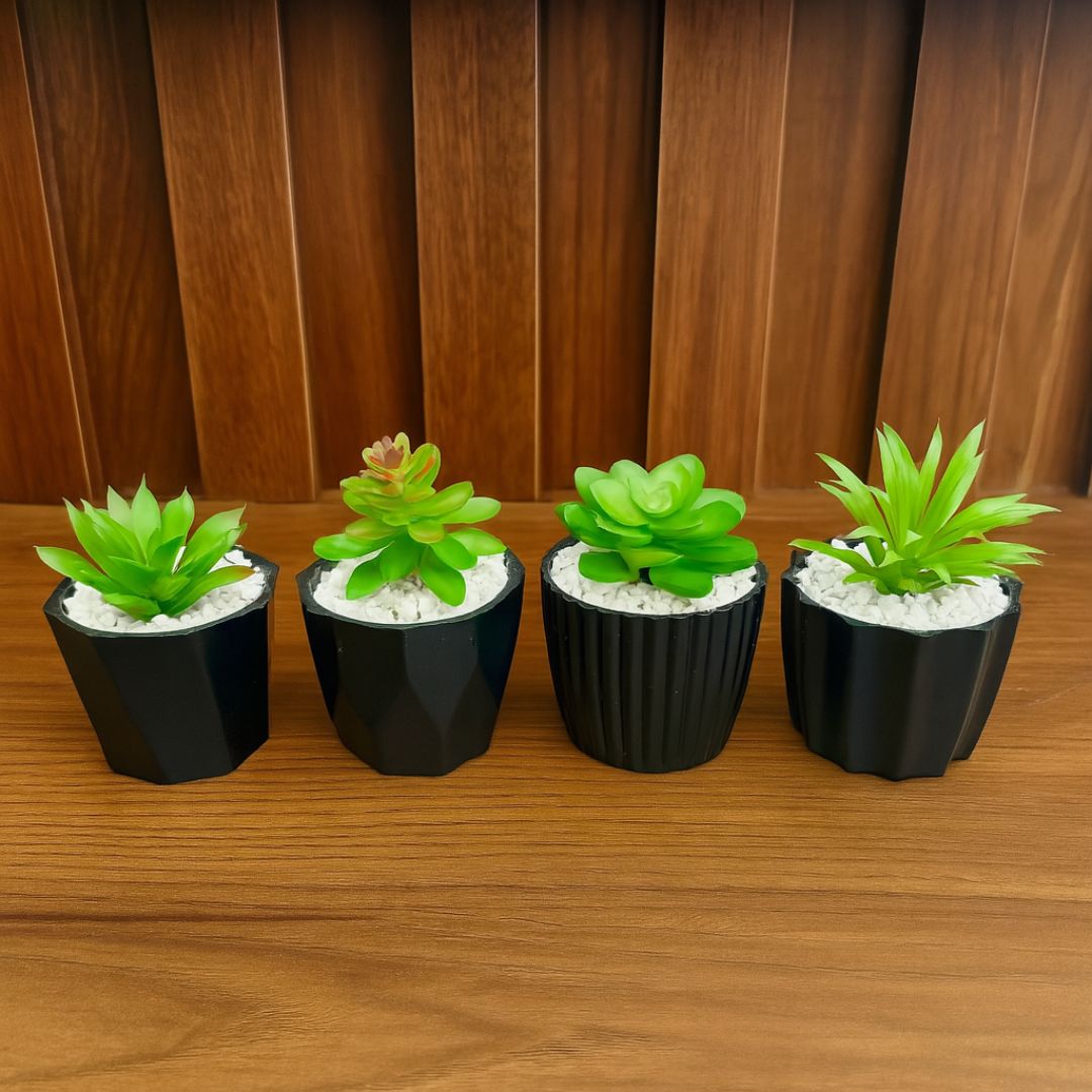 Conjunto de 4 vasos decorativos com suculentas em versões branca, preta, bege e marrom

