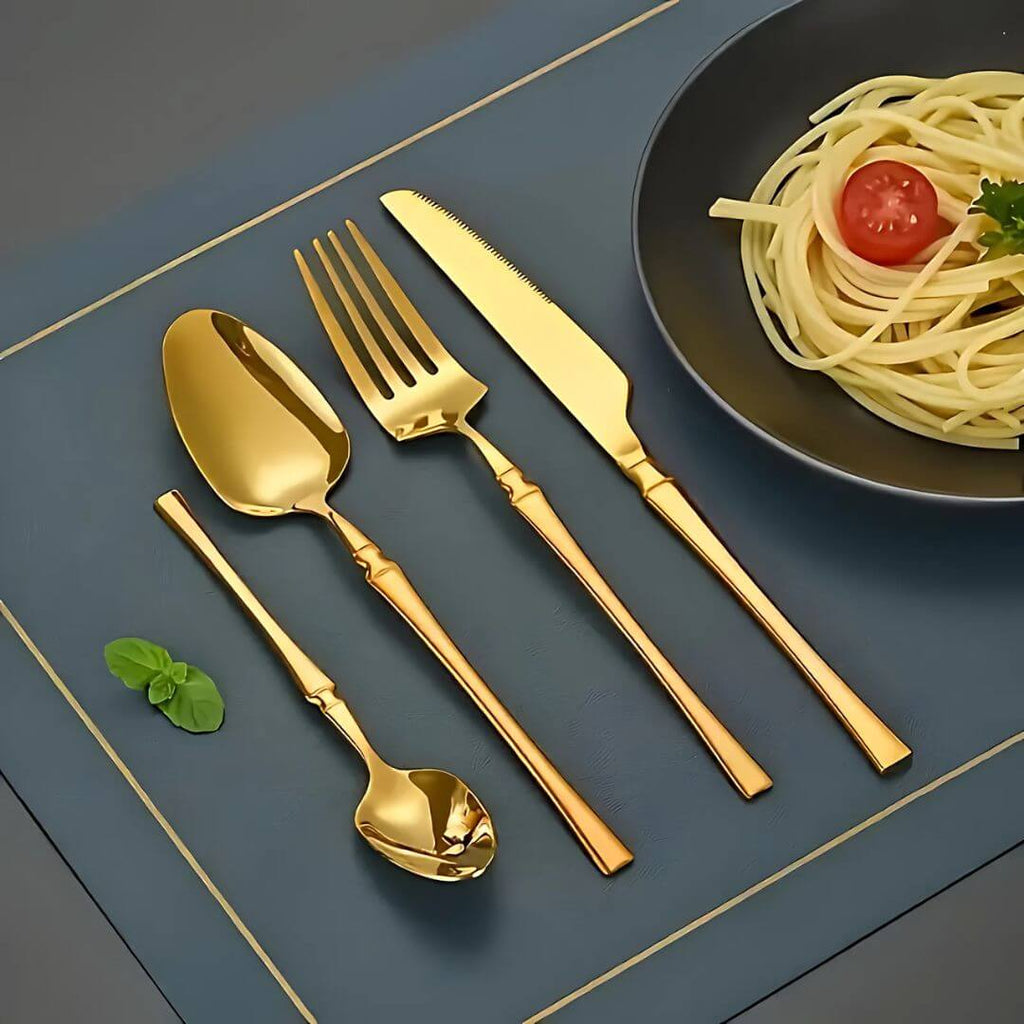 Talheres dourados com prato de massa em cenário moderno e minimalista

