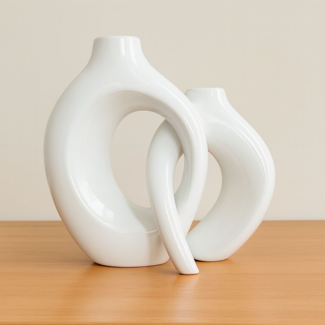 Escultura decorativa preta Duo Abraço sobre aparador

