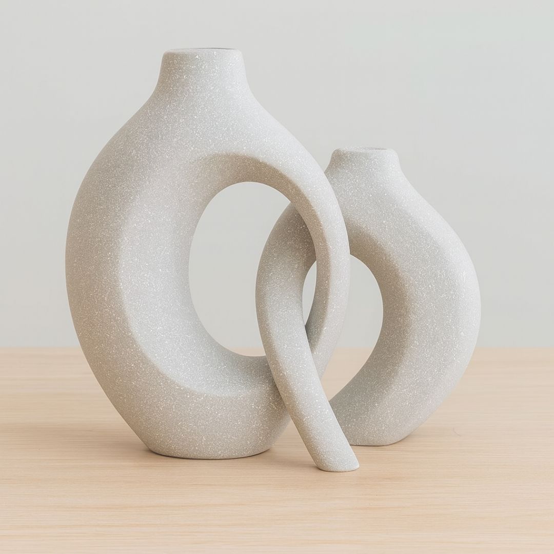 Enfeite entrelaçado de cerâmica texturizada em destaque

