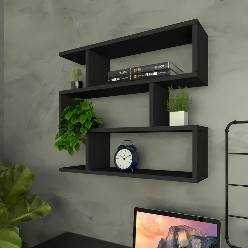 Prateleira zigzag MDF preta em ambiente moderno e aconchegante.

