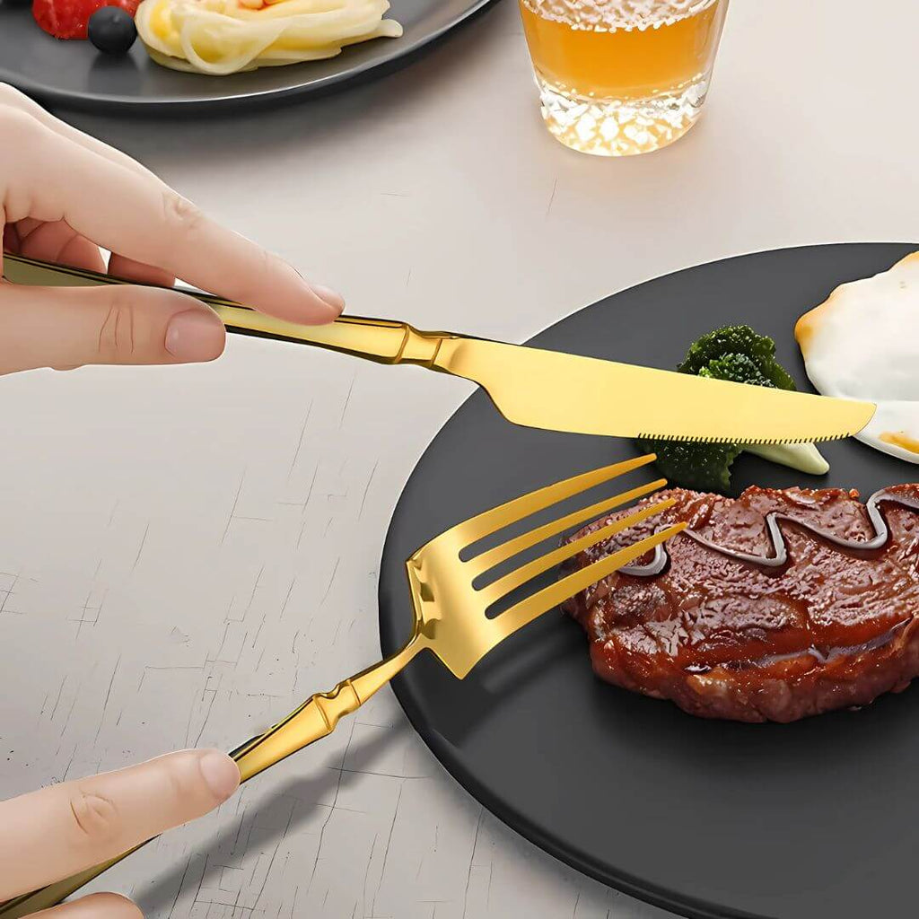 Faca e garfo dourado cortando carne em ambiente sofisticado

