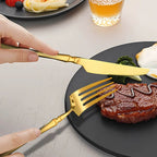 Faca e garfo dourado cortando carne em ambiente sofisticado

