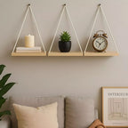 Três prateleiras com livros, planta e relógio em sala neutra

