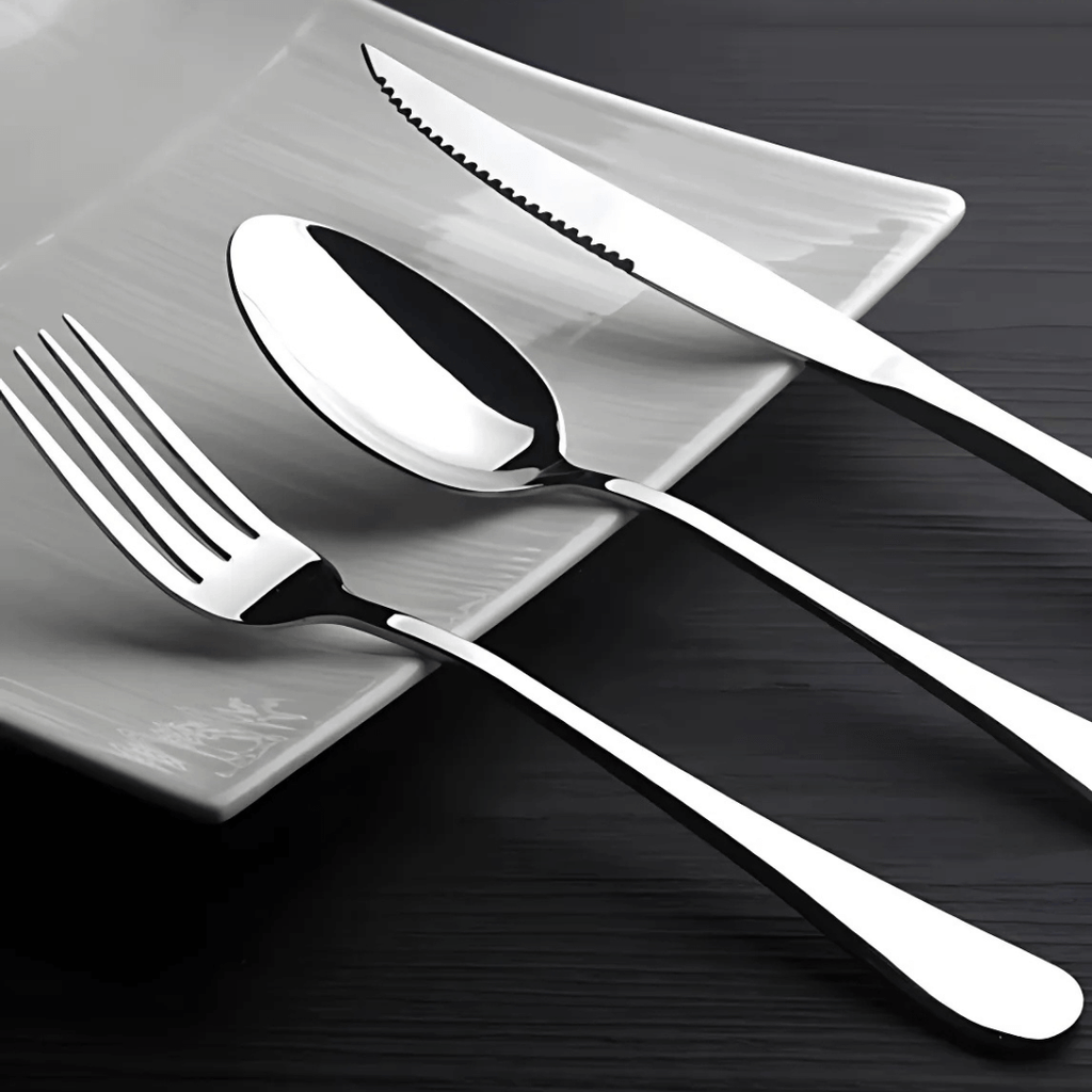 Talheres inox dispostos ao lado de prato moderno

