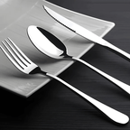 Talheres inox dispostos ao lado de prato moderno

