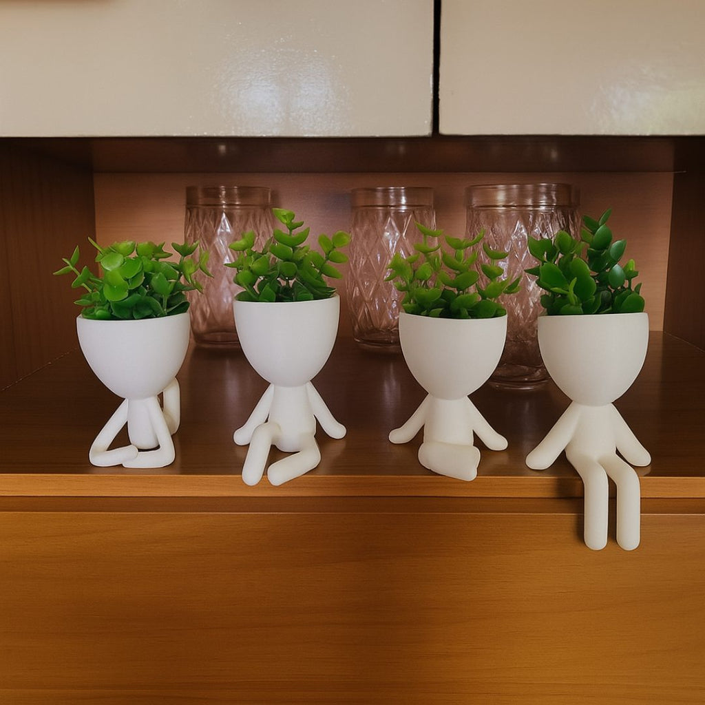 Conjunto de vasinhos Mood com poses diferentes em prateleira com fundo de copos decorativos.

