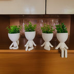 Conjunto de vasinhos Mood com poses diferentes em prateleira com fundo de copos decorativos.

