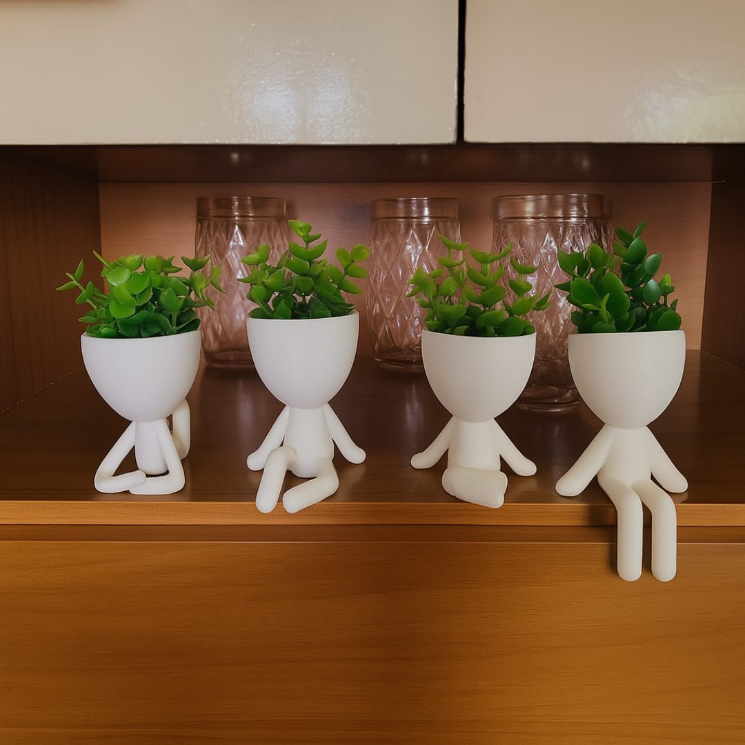 Conjunto de vasinhos Mood com poses diferentes em prateleira com fundo de copos decorativos.

