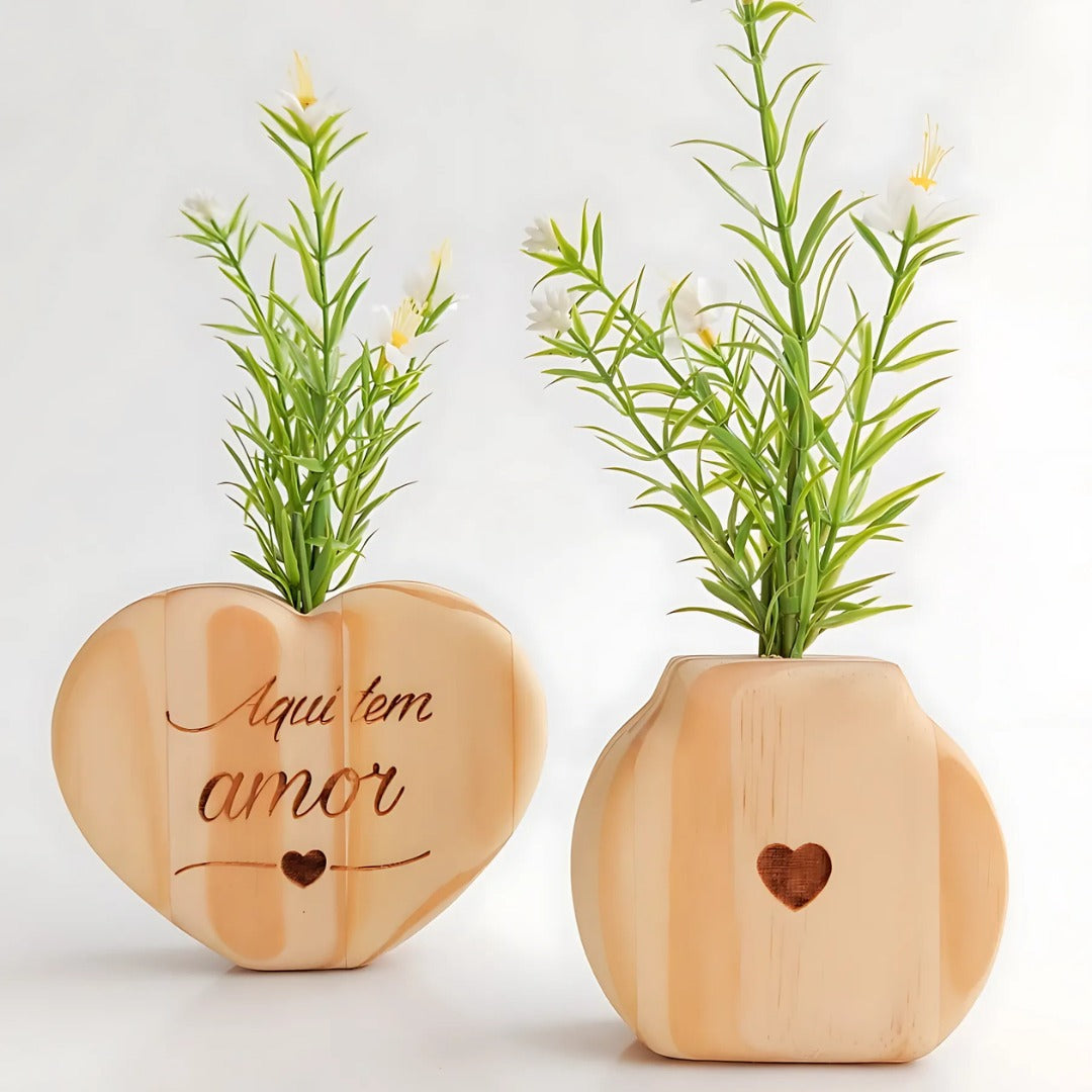 vaso decorativo com frase, vaso madeira fundo branco, vaso artesanal instagram, flores artificiais decorativas, produto em destaque

