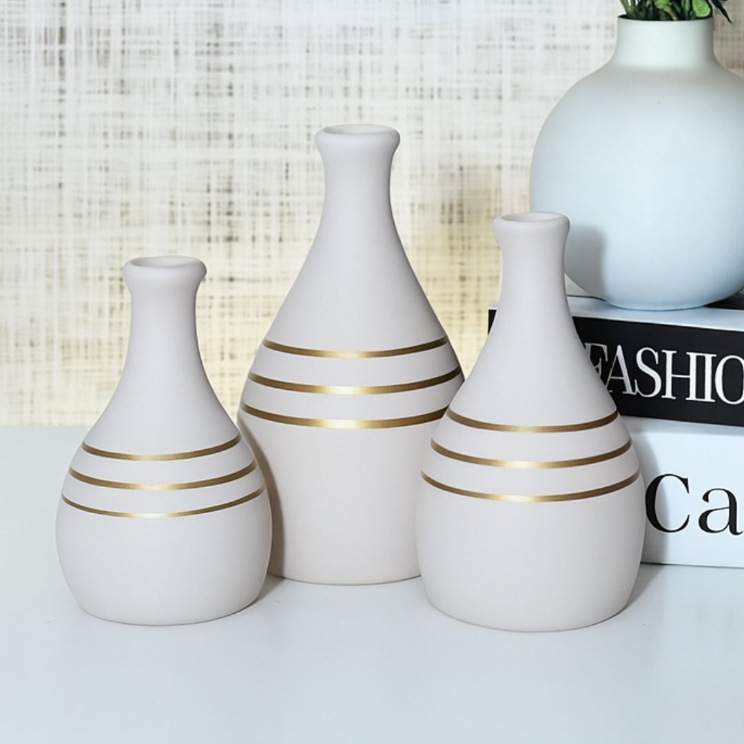 Conjunto de vasos off-white com listras douradas para sala ou escritório

