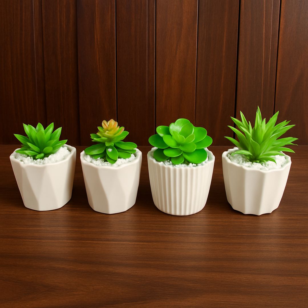Vasos com suculentas artificiais realistas com pedrinhas brancas no acabamento

