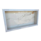 Nicho de porcelanato com moldura branca instalado na parede

