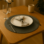 Jogo americano grafite decorando mesa elegante com flores e louça branca
