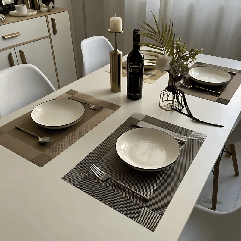 Mesa posta elegante com jogo americano e vinho ao centro

