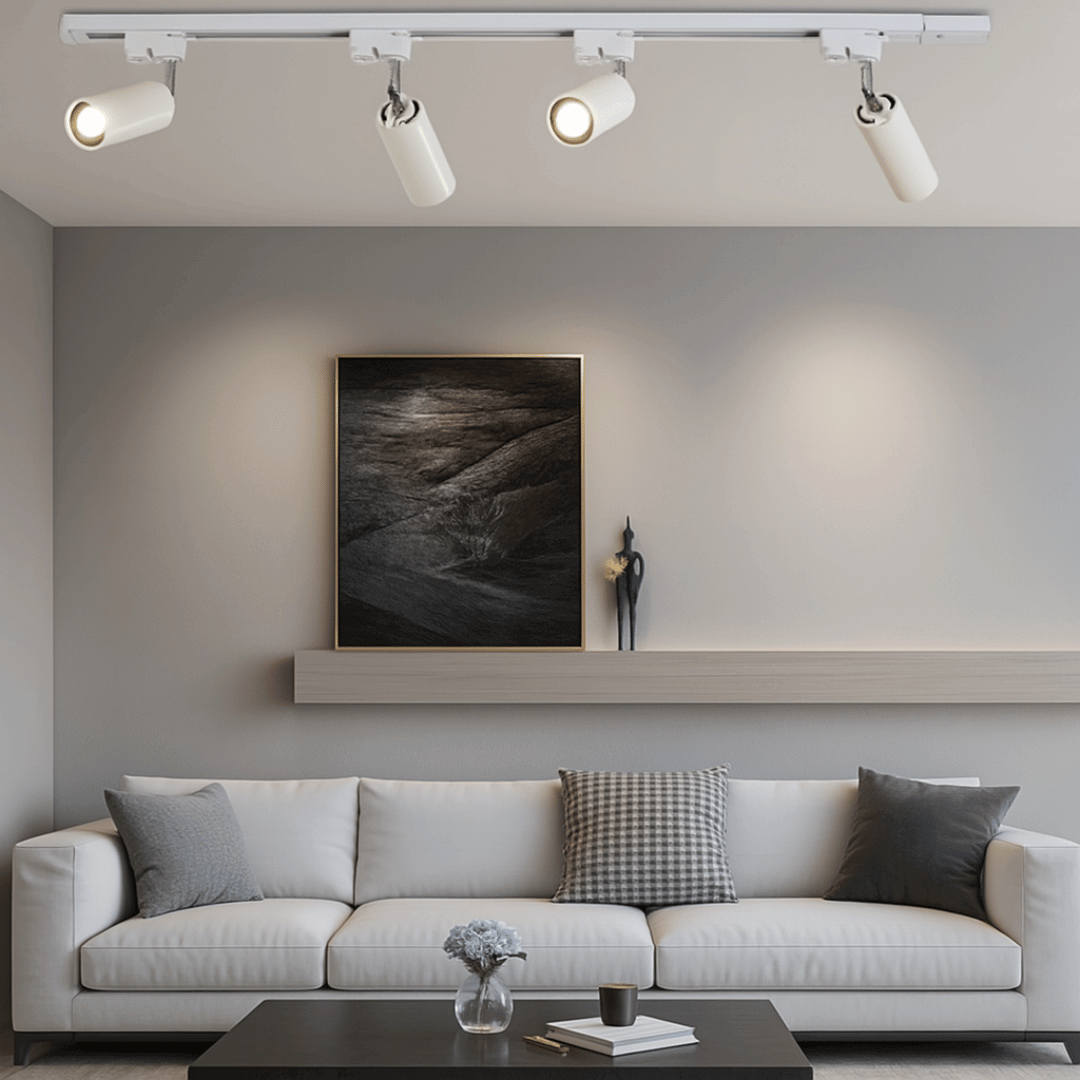 Trilho branco com 4 spots instalado em sala moderna com sofá claro

