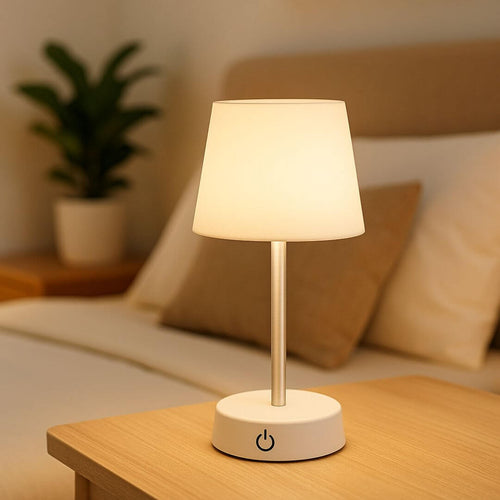 Abajur LED retrátil recarregável sobre mesa de cabeceira em quarto moderno