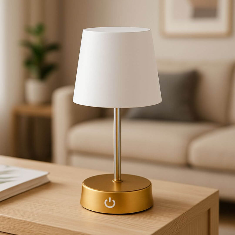 Abajur portátil ajustável decorando home office jovem e funcional

