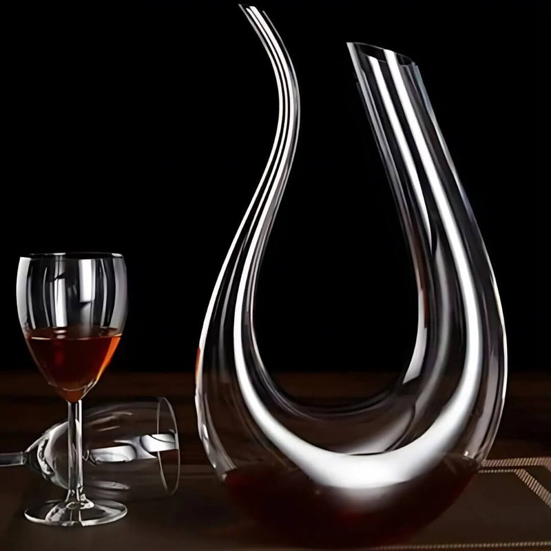 Acessório elegante para vinho sendo utilizado para servir taça

