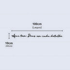 Ambiente decorado com quadro inspiracional Aqui tem Deus em Cada Detalhe