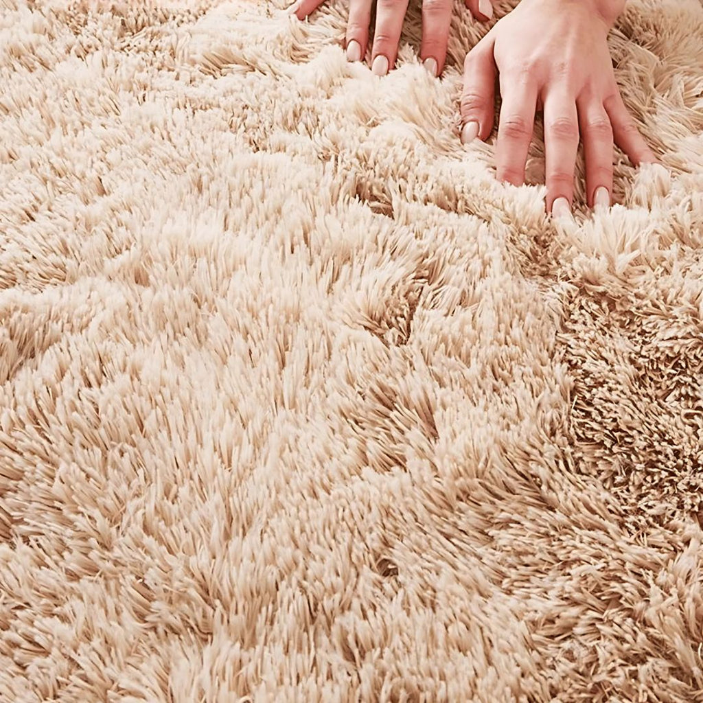 Ambiente moderno com tapete claro e decoração leve

