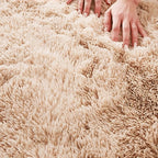 Ambiente moderno com tapete claro e decoração leve

