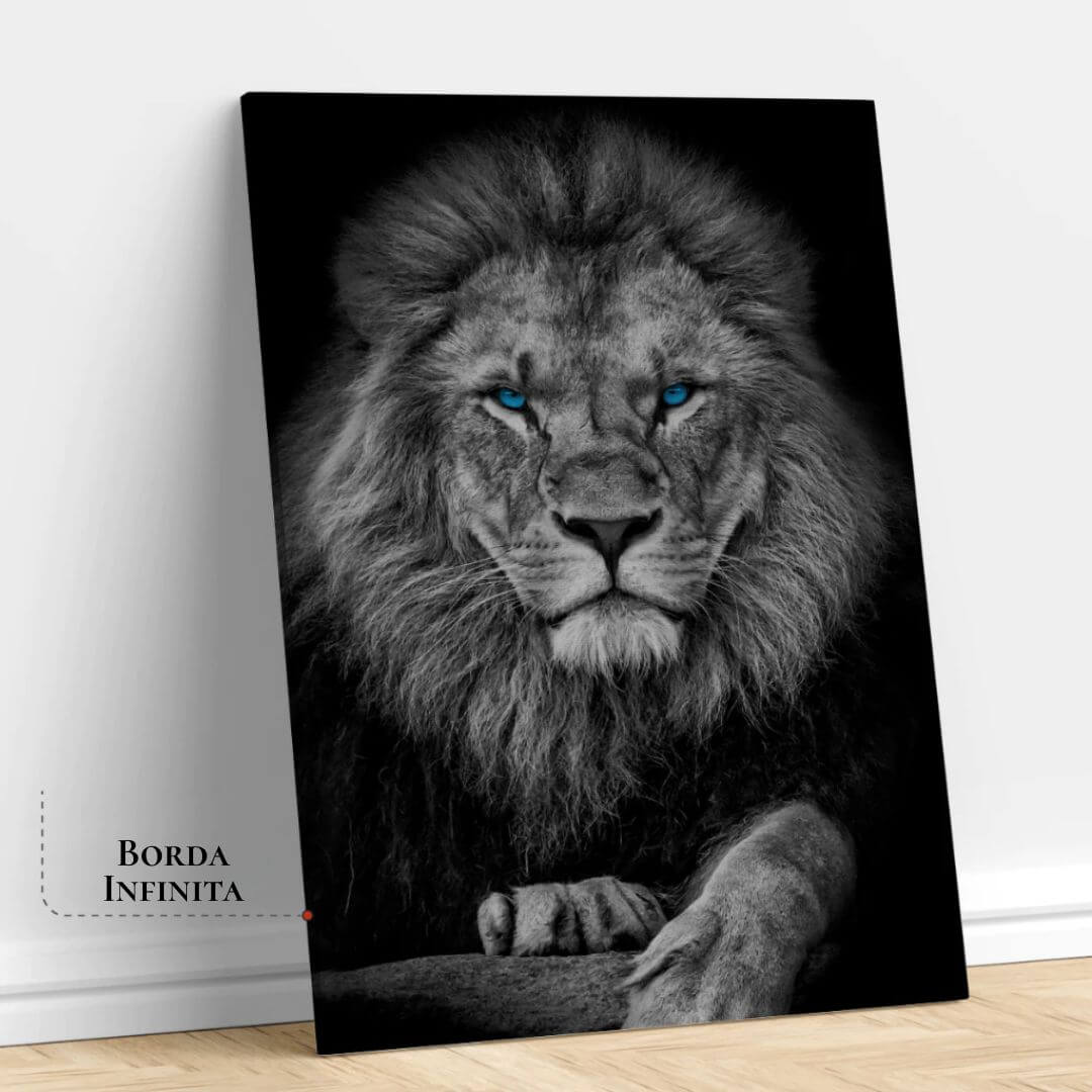 Close do quadro central com leão preto e branco e olhar azul vibrante

