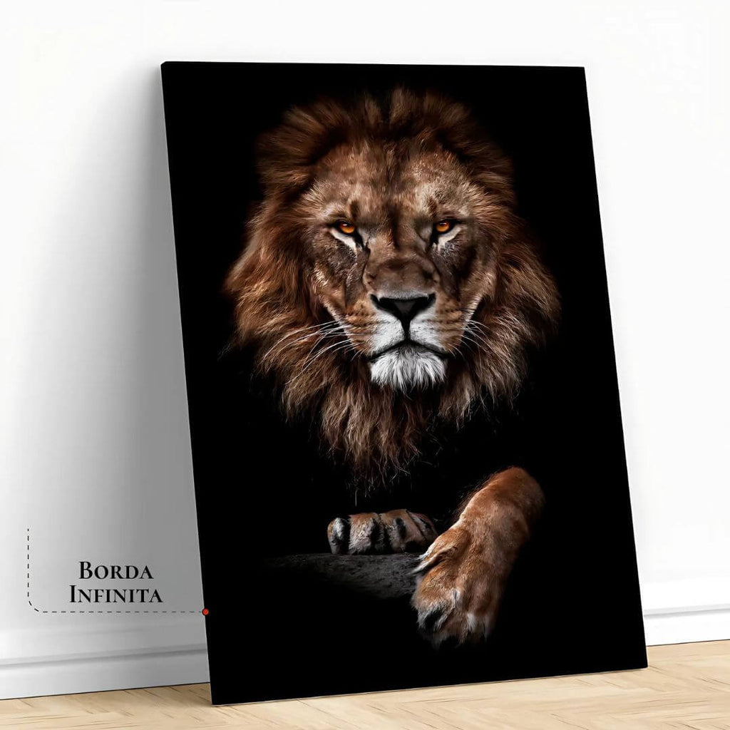Close no quadro central com imagem realista de leão

