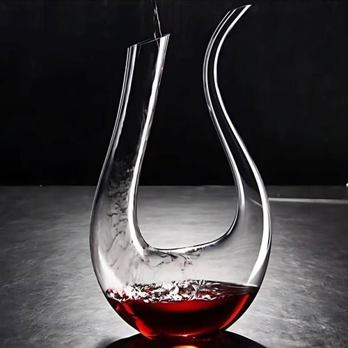Decanter de vidro cristalino realçando o vinho tinto

