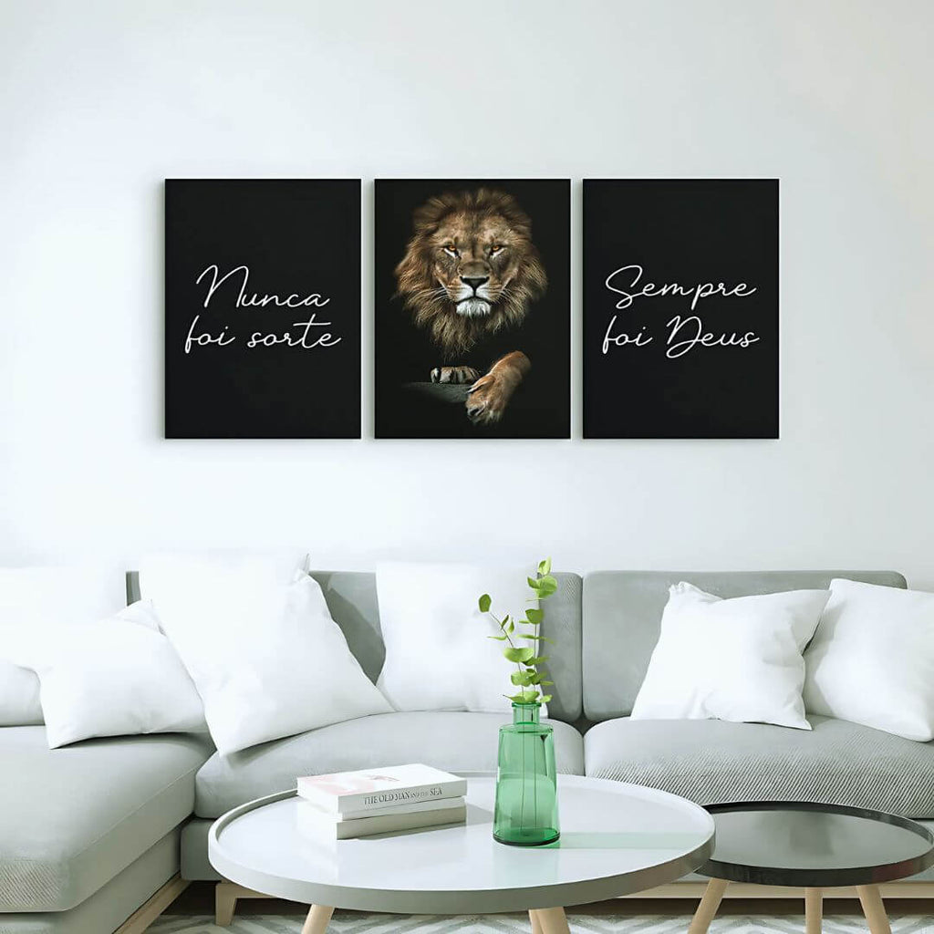 Decoração com trio de quadros religiosos sobre sofá claro

