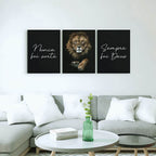 Decoração com trio de quadros religiosos sobre sofá claro

