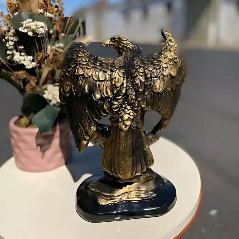 Detalhe do enfeite águia dourada, perfeito para escritório ou estante

