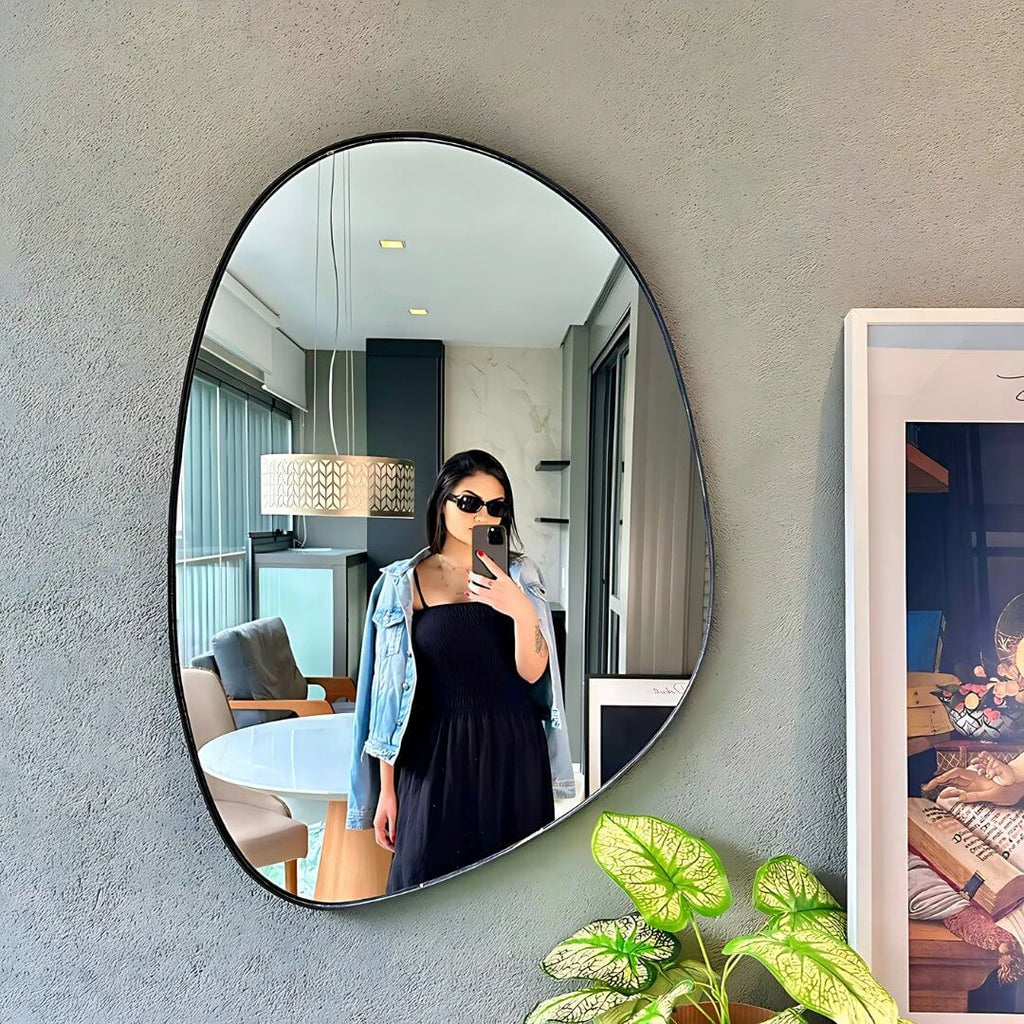 Detalhe do pendurador reforçado no espelho orgânico decorativo

