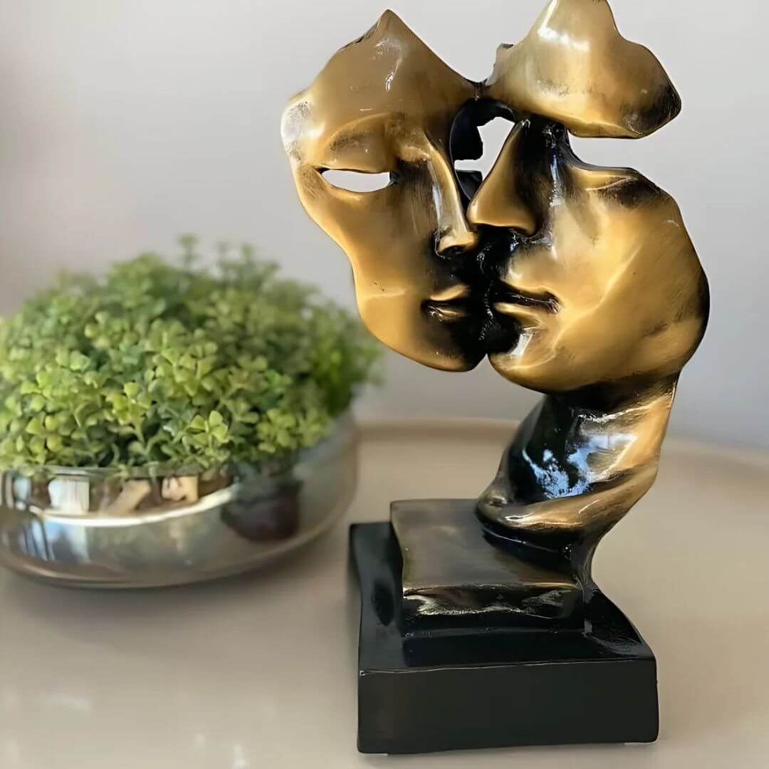 Enfeite artístico dourado sobre mesa branca, decoração contemporânea

