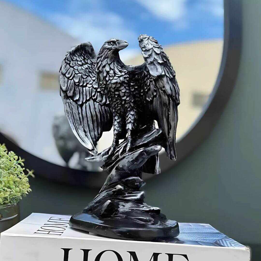 Enfeite águia de gesso com acabamento artesanal em ambiente sofisticado

