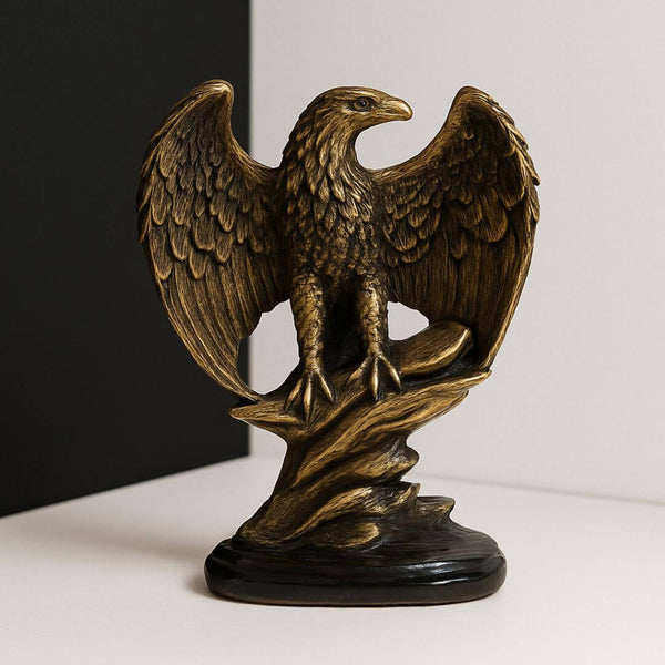 Enfeite águia dourada com asas abertas em mesa decorada

