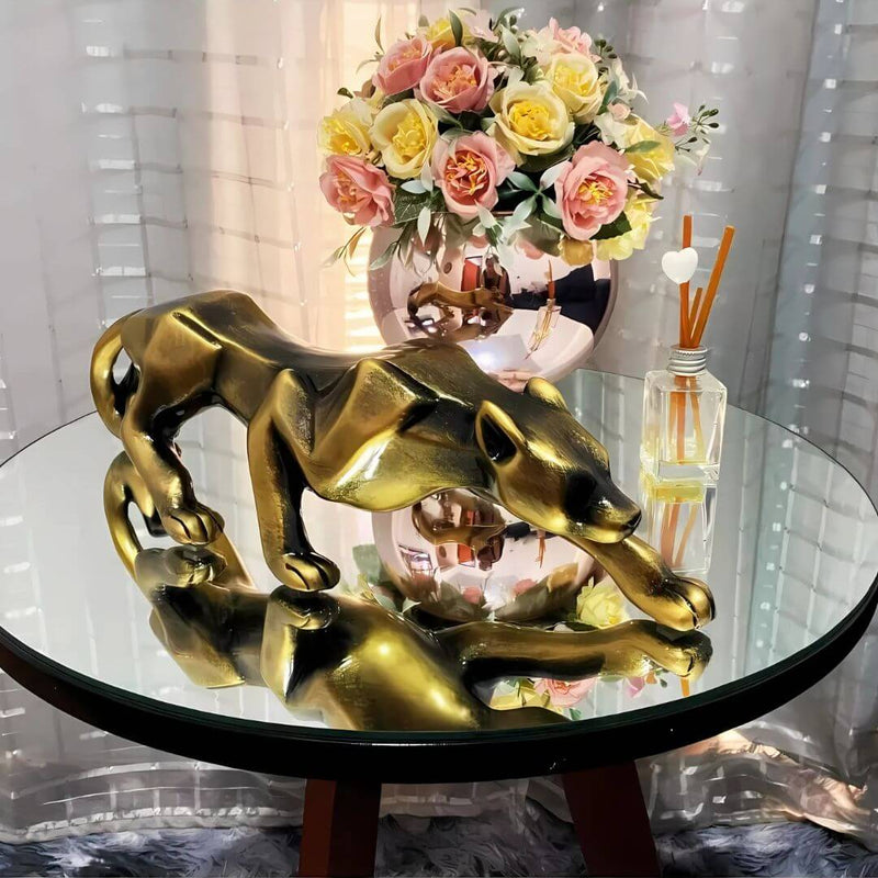 Enfeite leopardo dourado sobre mesa de centro elegante

