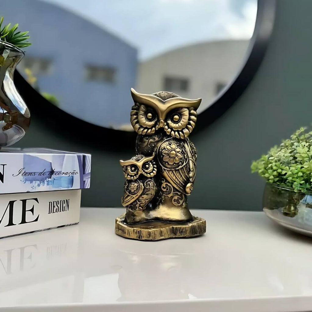 Escultura decorativa de corujas douradas vista de diferentes ângulos

