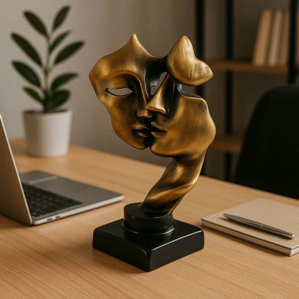 Escultura decorativa dourada de máscaras em beijo para sala moderna

