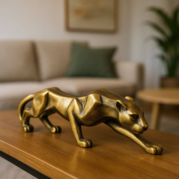 Escultura pantera dourada decorativa em ambiente moderno

