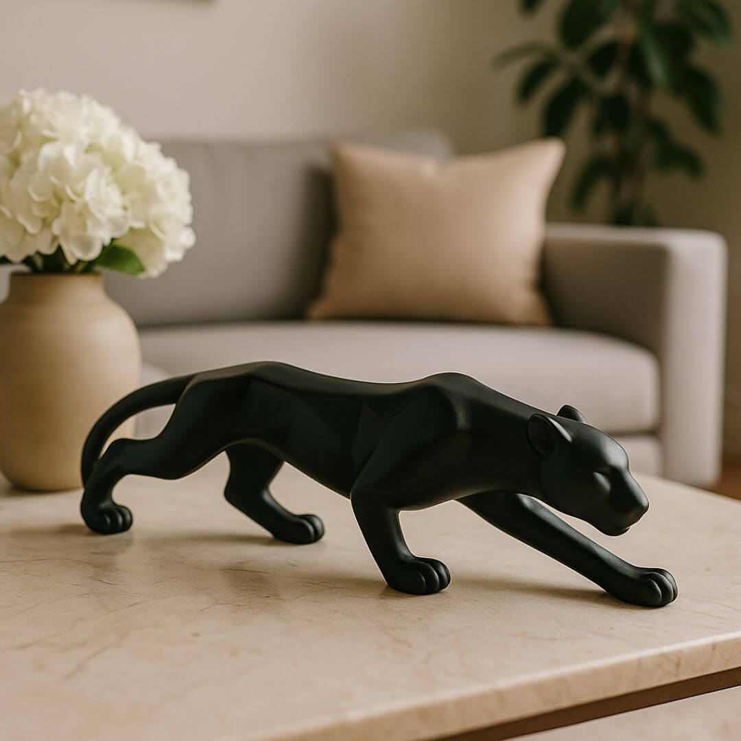 Escultura pantera preta fosca sobre móvel decorado em ambiente moderno

